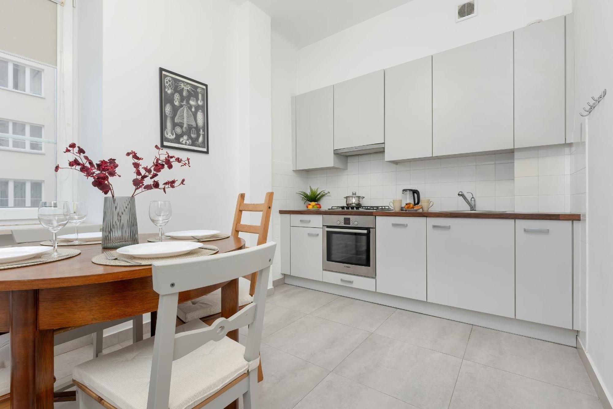 In The Center Of With Balcony And Separate Kitchen By Renters Apartmán Varšava