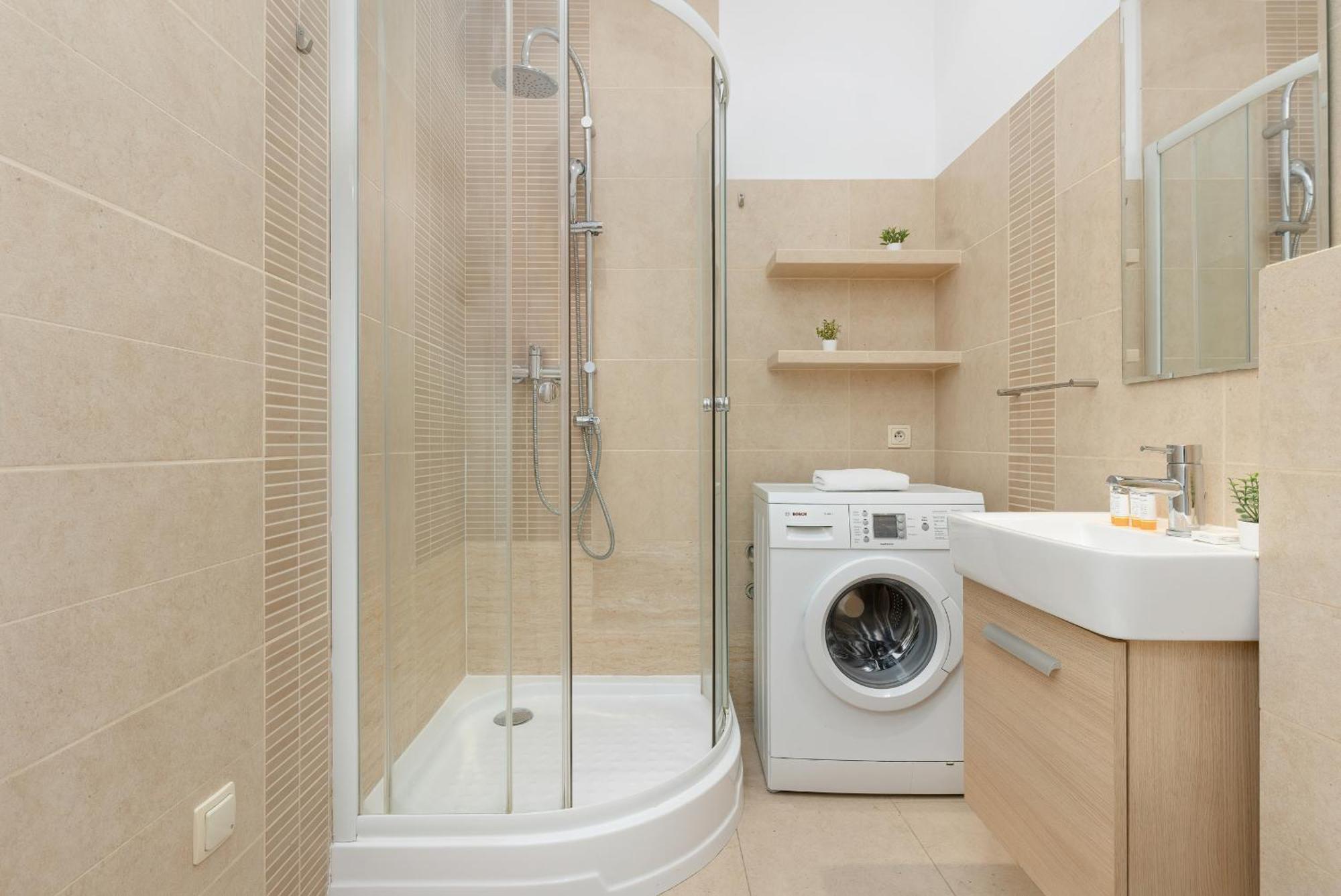 In The Center Of With Balcony And Separate Kitchen By Renters Apartmán Varšava