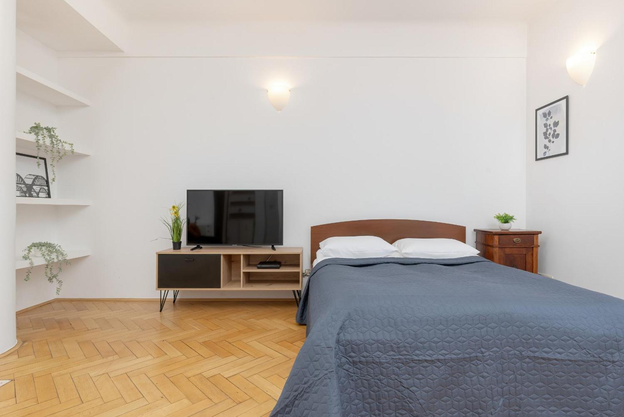 Apartmán In The Center Of With Balcony And Separate Kitchen By Renters *