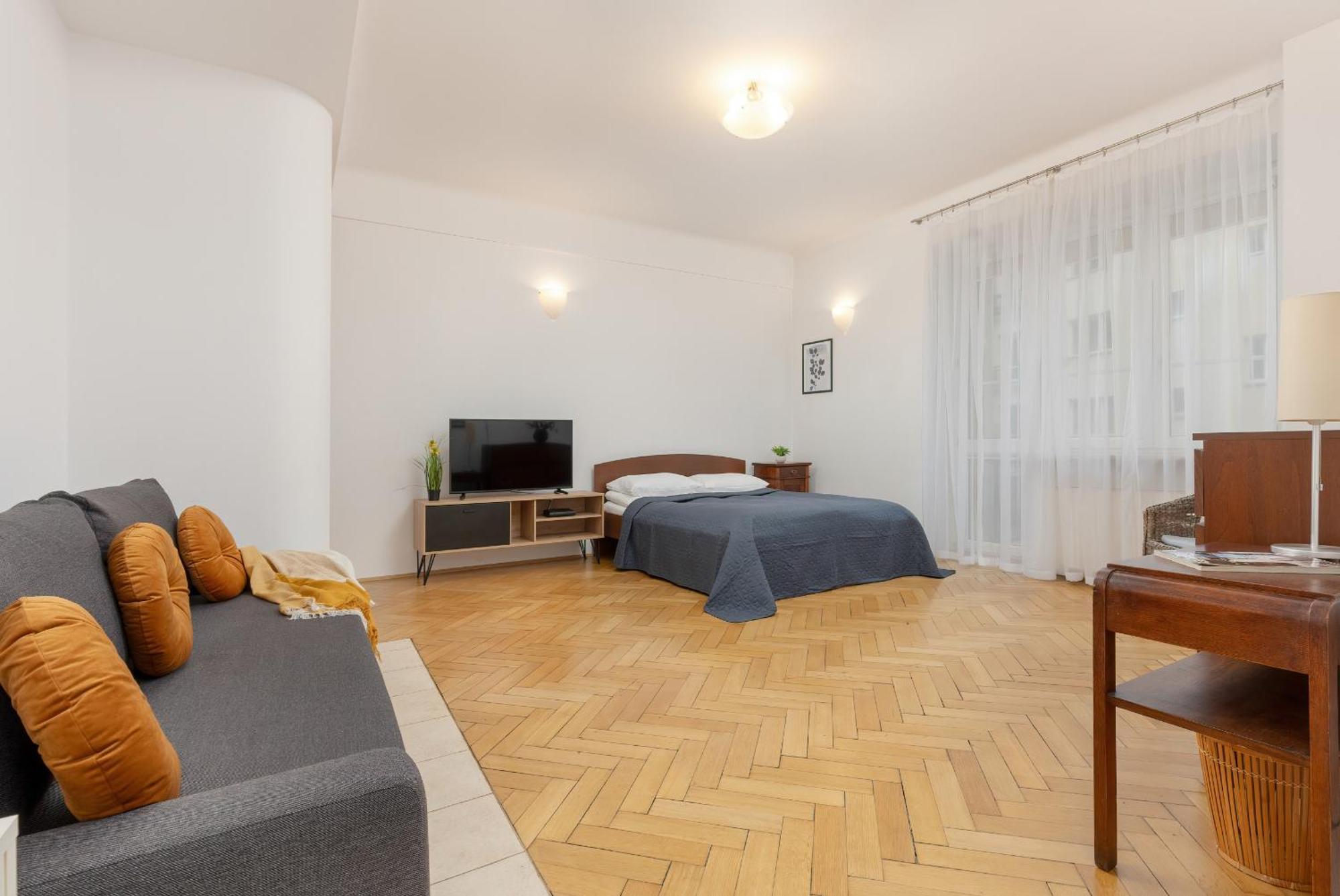 In The Center Of With Balcony And Separate Kitchen By Renters Varšava