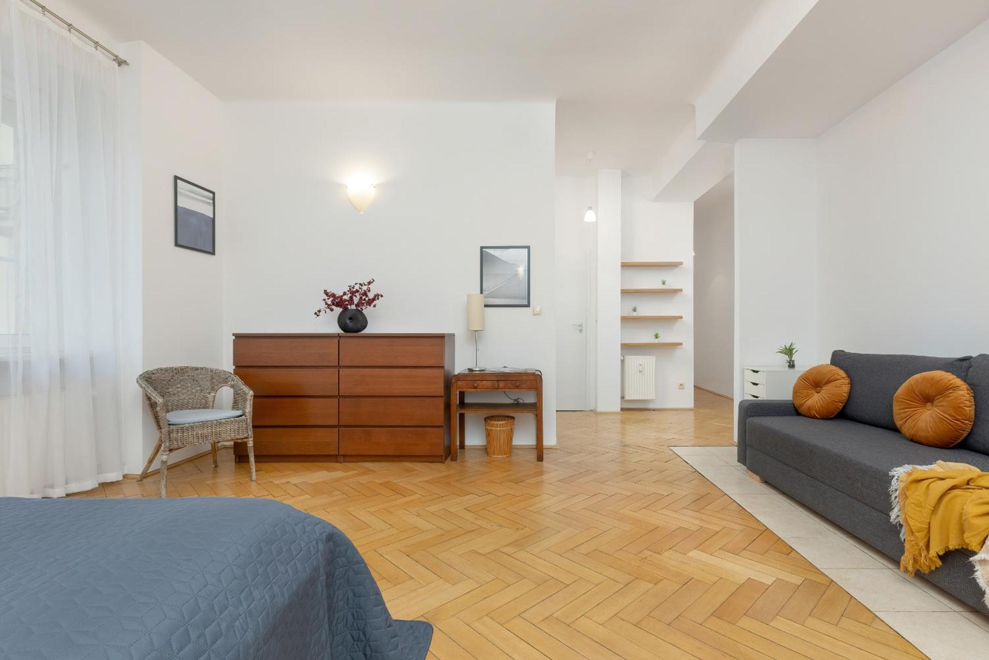 In The Center Of With Balcony And Separate Kitchen By Renters Apartmán *