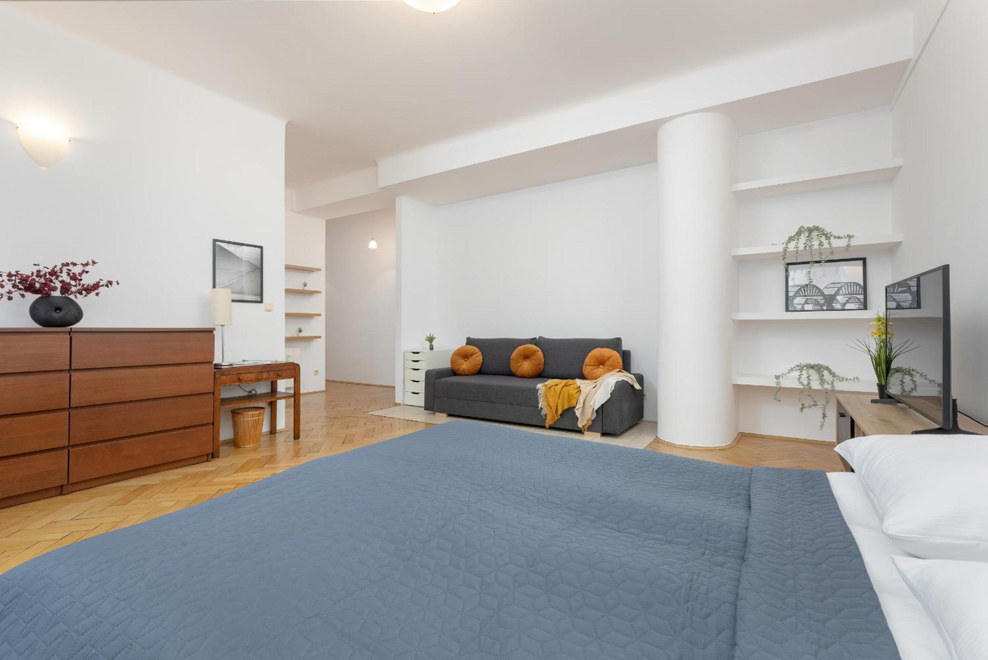 Apartmán In The Center Of With Balcony And Separate Kitchen By Renters