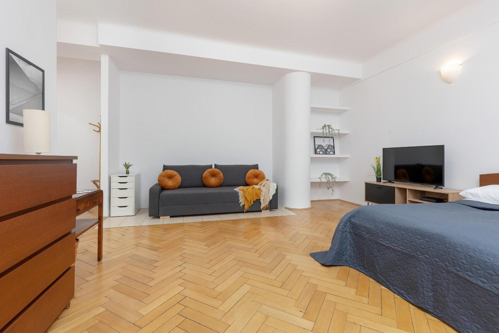 In The Center Of With Balcony And Separate Kitchen By Renters * Varšava