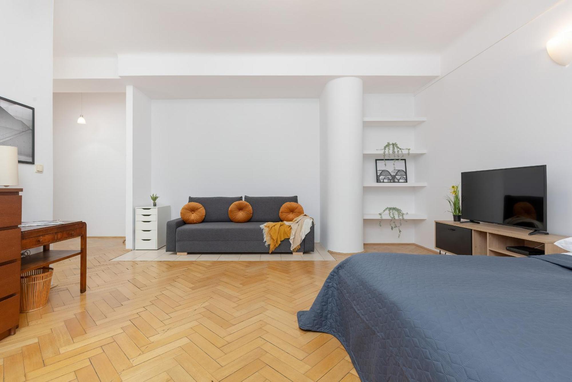 In The Center Of With Balcony And Separate Kitchen By Renters Apartmán *
