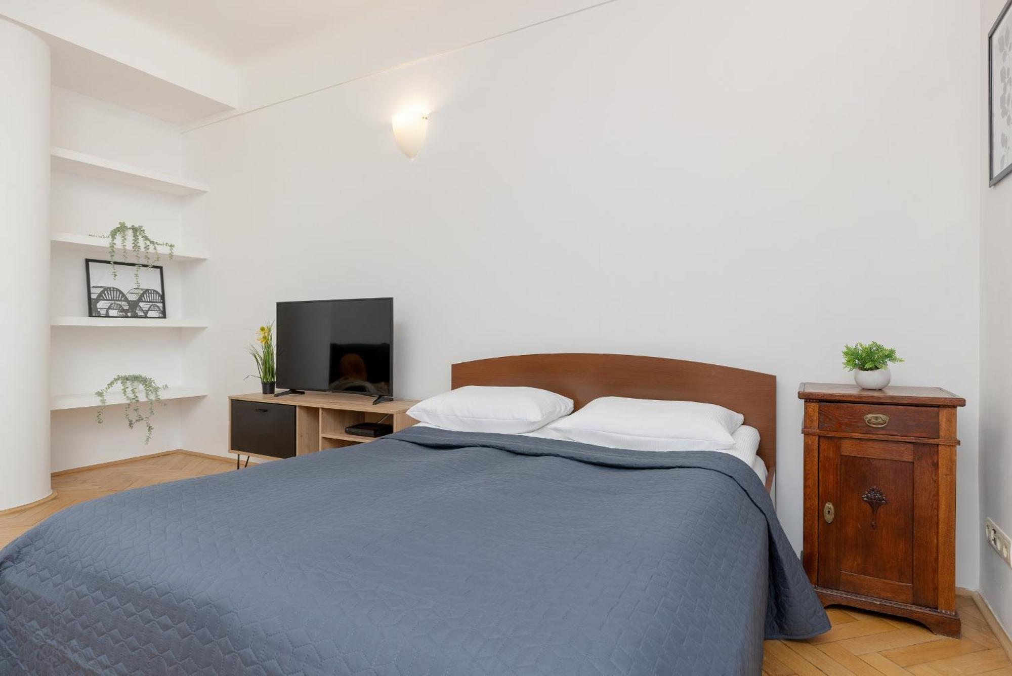 In The Center Of With Balcony And Separate Kitchen By Renters Warsaw
